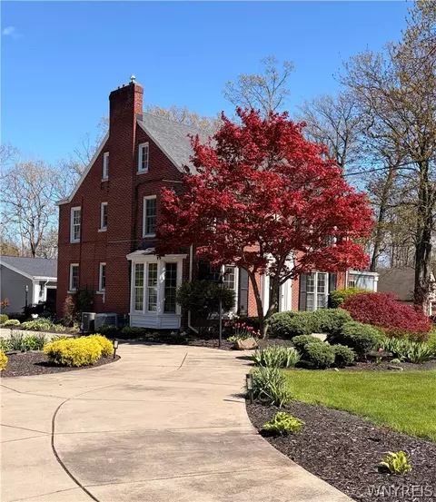 5079 Forest Rd, Lewiston, NY 14092