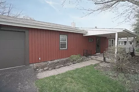 5788 Fairview Dr, Cambria, NY 14132