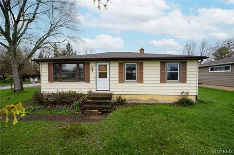 1 Ridgewood Dr, Orchard Park, NY 14127