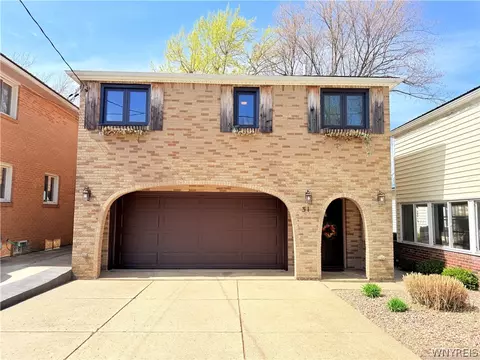 31 N Shore Dr, Hamburg, NY 14075