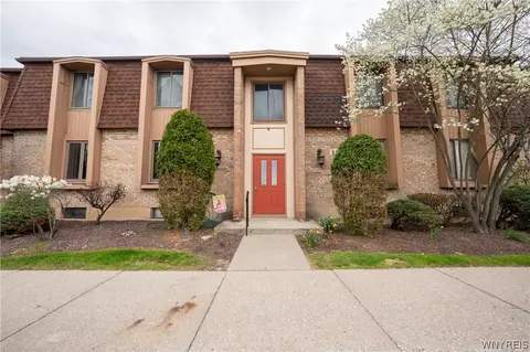 15 Greenwich Dr #1, Amherst, NY 14228