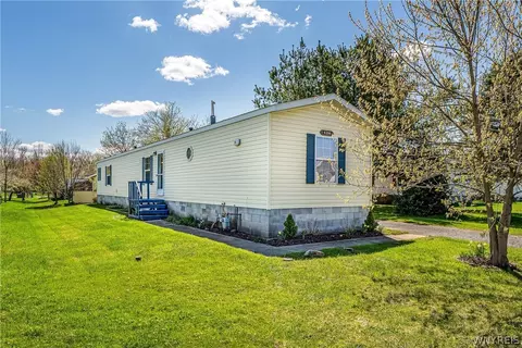 6286 Bayview Station St, Newfane, NY 14108