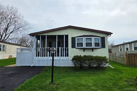 438 Chestnut Dr, Lockport, NY 14094