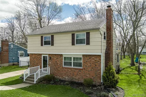 1900 Bruce Ln, Grand Island, NY 14072