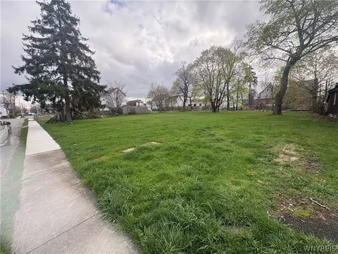 33 Sanford St, Buffalo, NY 14214