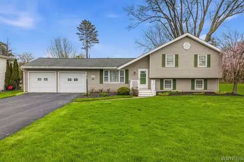 4839 Middleton Dr, Lockport, NY 14094