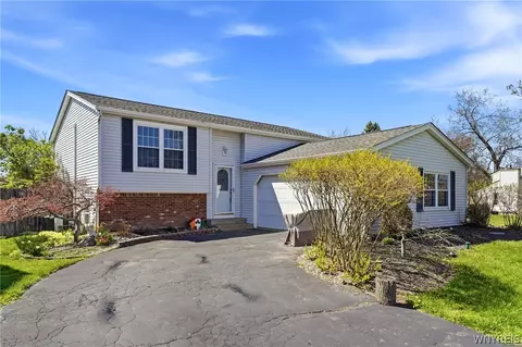 4528 Roundtree Rd, Hamburg, NY 14075