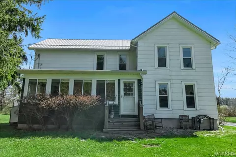 8721 Center Rd, Holland, NY 14080