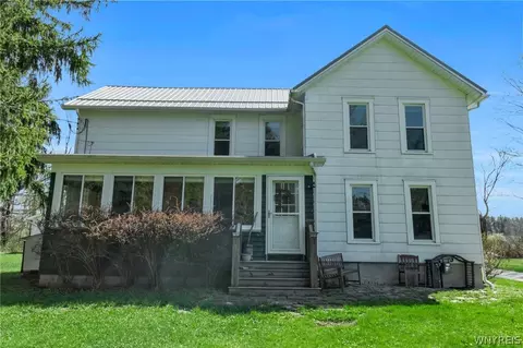 8721 Center Rd, Holland, NY 14080