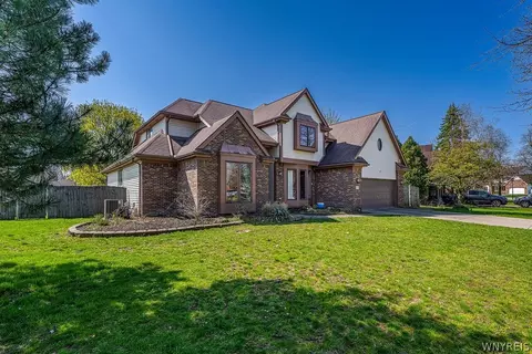 97 Markley Dr, Getzville, NY 14068