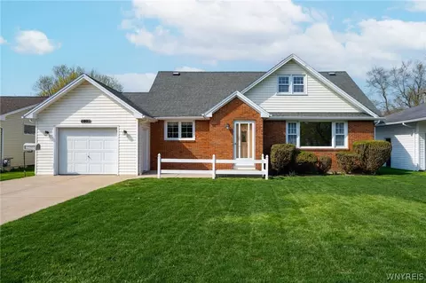 40 Woodmar Ter, West Seneca, NY 14224