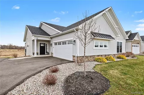 80 Autumn Leaf Trl, Webster, NY 14580