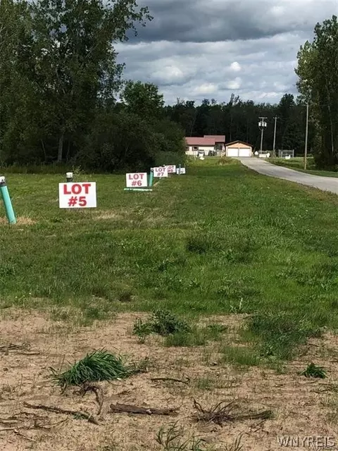 85 Fieldcrest Dr, Pembroke, NY 14036