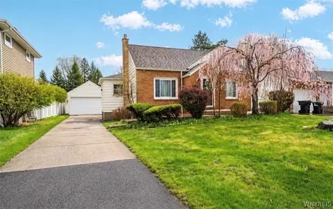 242 Creekside Dr, Tonawanda, NY 14150