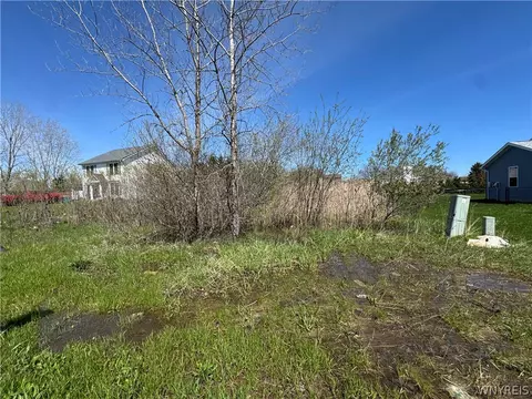 7502 Congressional Dr, Lockport Town, NY 14094