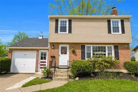 226 Clearfield Dr, Amherst, NY 14221