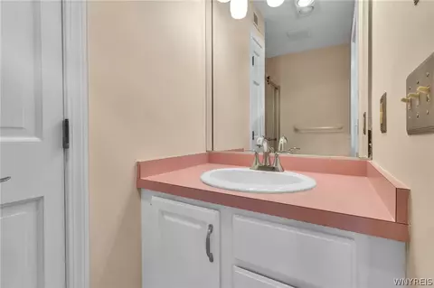 Bath - 660 Youngs Rd #E, Amherst, NY 14221 photo 6 of 6