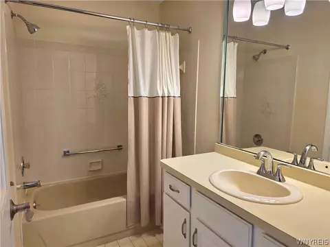 Bath - 660 Youngs Rd #E, Amherst, NY 14221 photo 4 of 6