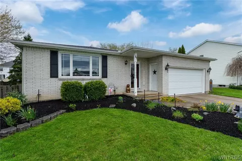 51 Country Pl, Lancaster, NY 14086
