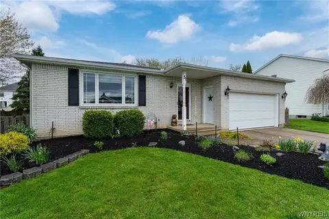 51 Country Pl, Lancaster, NY 14086