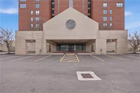 207 Admirals Cir, Buffalo, NY 14202