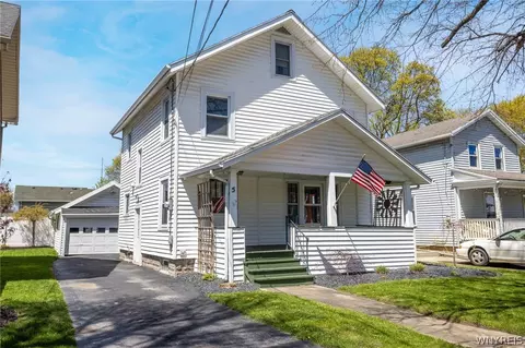 5 Woodrow Rd, Batavia, NY 14020