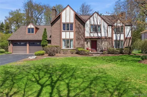 37 Crown Point Ln, Amherst, NY 14221