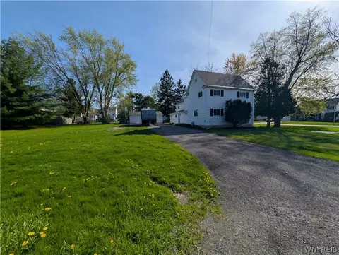 2793 Amsdell Rd, Hamburg, NY 14075