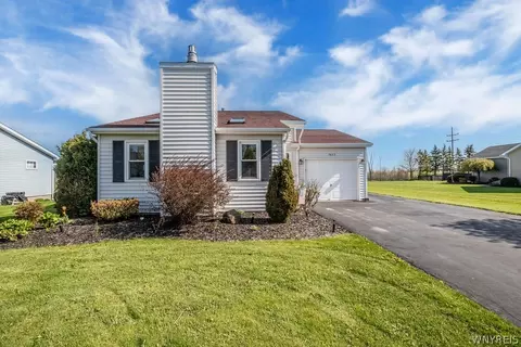 5623 Jeffrey Dr, Lockport, NY 14094