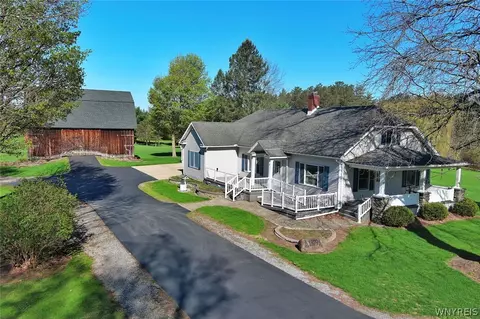 1879 Grover Rd, Aurora, NY 14052