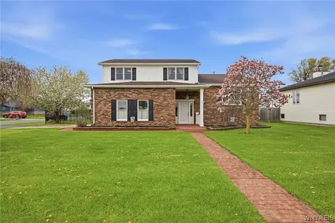 6962 Christi Ln, Wheatfield, NY 14304