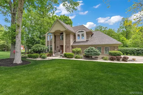 330 Deerwood Ln, Grand Island, NY 14072