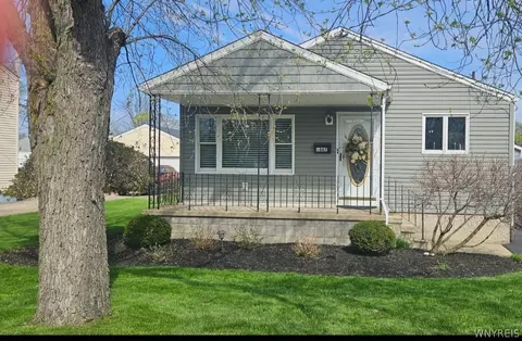 1087 100th St, Niagara Falls, NY 14304
