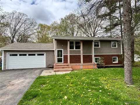 4742 Cottage Rd, Royalton, NY 14067