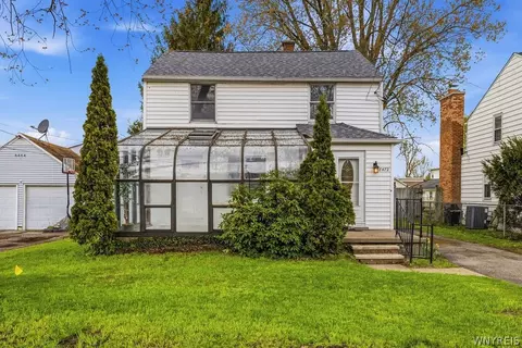 8472 W Rivershore Dr, Niagara Falls, NY 14304