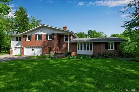 9325 Hunting Valley Rd N, Clarence, NY 14031