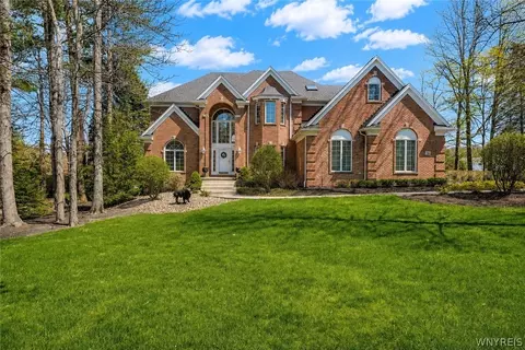36 Lakeridge Dr, Orchard Park, NY 14127