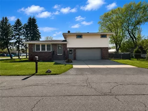 1626 S Bend Ln, Lake View, NY 14085
