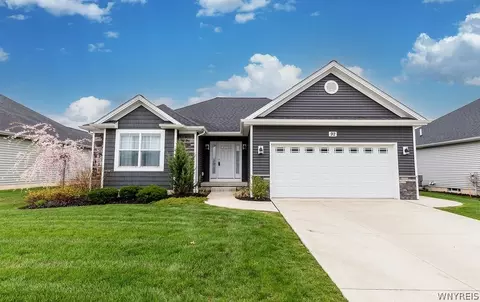 92 Country Club Ct, Grand Island, NY 14072