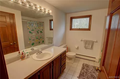 Bath - 5 Hidden Trl, Lancaster, NY 14086 photo 4 of 7
