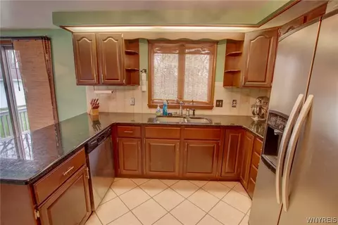 Kitchen - 5 Hidden Trl, Lancaster, NY 14086 photo 2 of 4
