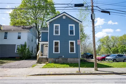 7 Pleasant St, Le Roy, NY 14482