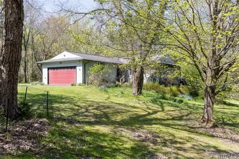 6 S Herrick Rd, Aurora, NY 14052