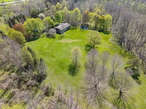 6161 Clinton St Rd, Stafford, NY 14143