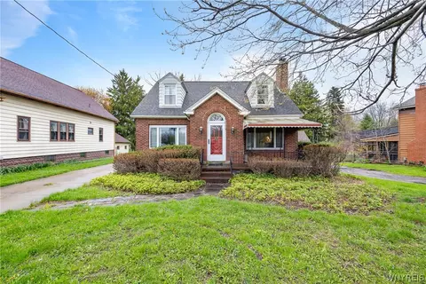5176 Genesee St, Bowmansville, NY 14026