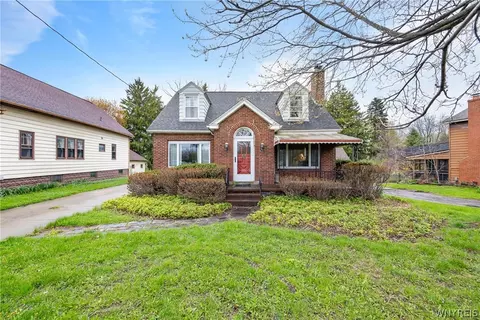 5176 Genesee St, Bowmansville, NY 14026