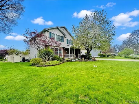 29 Continental Dr, Lockport, NY 14094