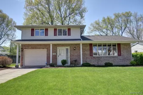 17 Willow Green Dr, Amherst, NY 14228