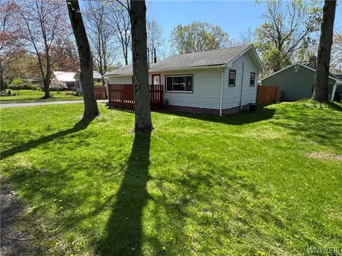 9611 Quebec St, Evans, NY 14006