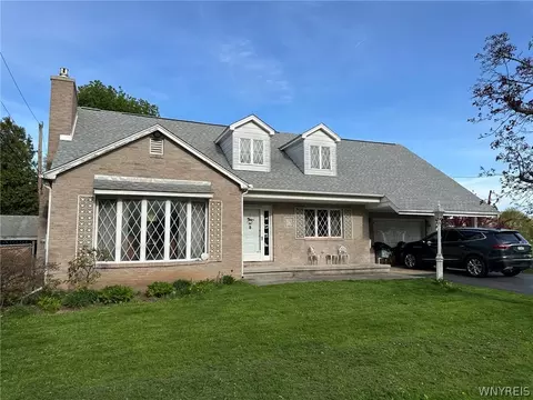 16 Davison Rd, Lockport, NY 14094